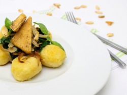 Dýňovo bramborové knedlíčky s čerstvým špenátem a fritovaným tofu